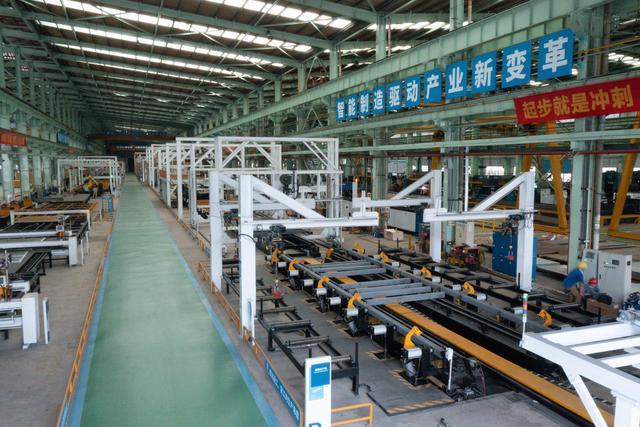 在广东省惠州市,坐落着一处钢结构模块化产品智能工厂.